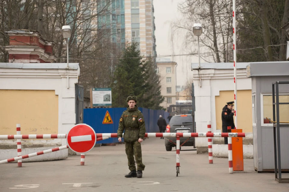 КПП в госпитале, где убили медсестер