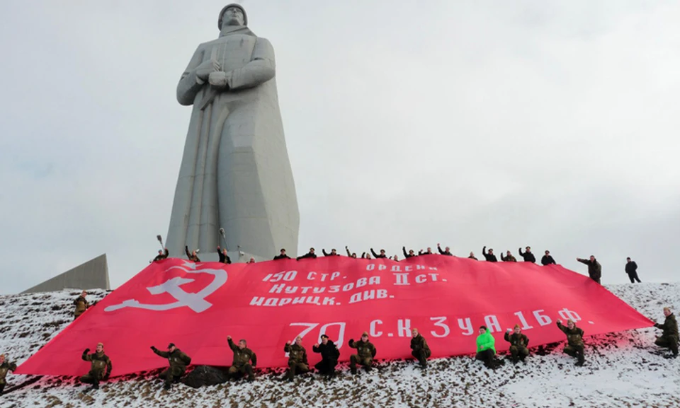 На митинге посвященному автопробегу "Звезда нашей Великой Победы" у памятника "Алеше" развернули 200 метровое Знамя Победы. Знамя передали городу-герою Мурманску.
фото: Игорь Еременко.