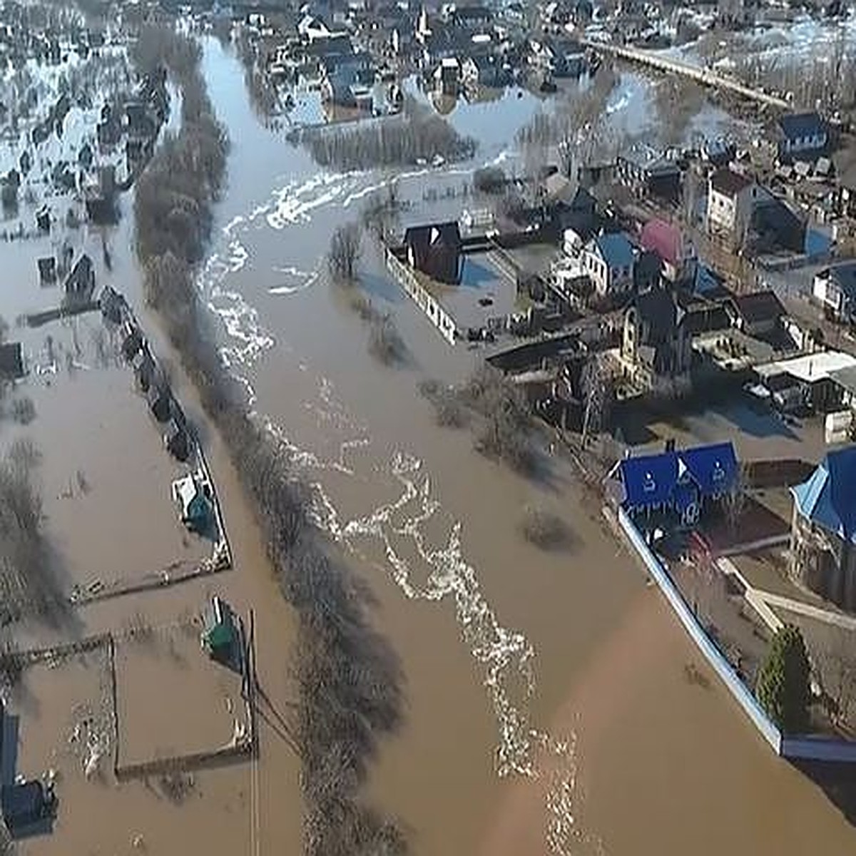 В Кудымкаре из-за паводка больше 200 человек эвакуировали на лодках - KP.RU