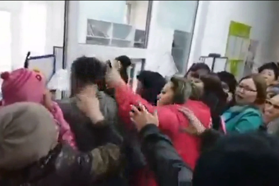Из-за огромной очереди в тувинской поликлинике мама - майор полиции устроила мордобой. Фото: стоп-кадр с видео