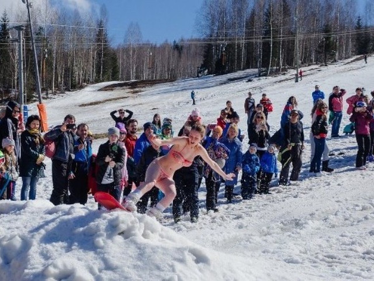 В Губахе на закрытии горнолыжного сезона красотки в купальниках ныряли в  бассейн - KP.RU