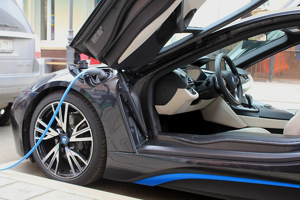 Для наглядности к зарядной станции подкатили инновационный спорткар BMW i8.