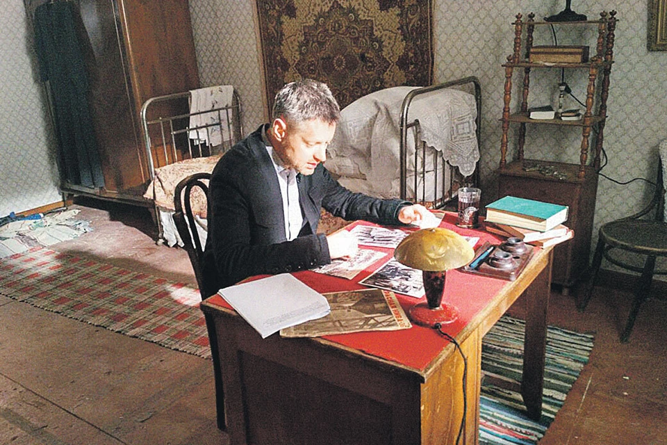 Перед съемками Алексей Пивоваров погрузился  в изучение архивных документов. Фото: Пресс-служба канала НТВ