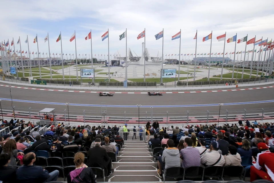 На автодроме в Сочи в третий раз проходят "королевские" гонки.