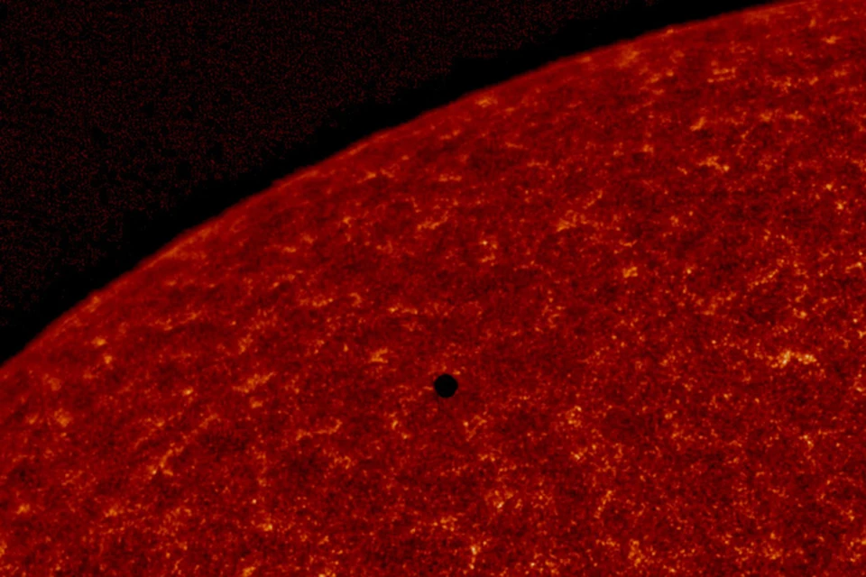 Крошка-Меркурий едва заметен на диске Солнца