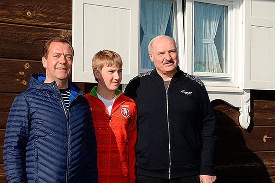 Фото на память возле родного дома белорусского лидера. Фото: официальный сайт президента Беларуси