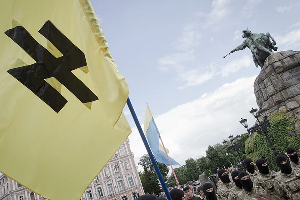 Стоит ли ехать в Киев, в котором развиваются подобные флаги - большой вопрос. Фото: Sergii Kharchenko/NurPhoto/ZUMAPRESS.com