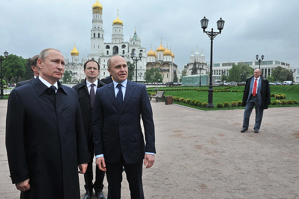Владимиру Путину показали новый сквер возле Спасской башни Кремля.