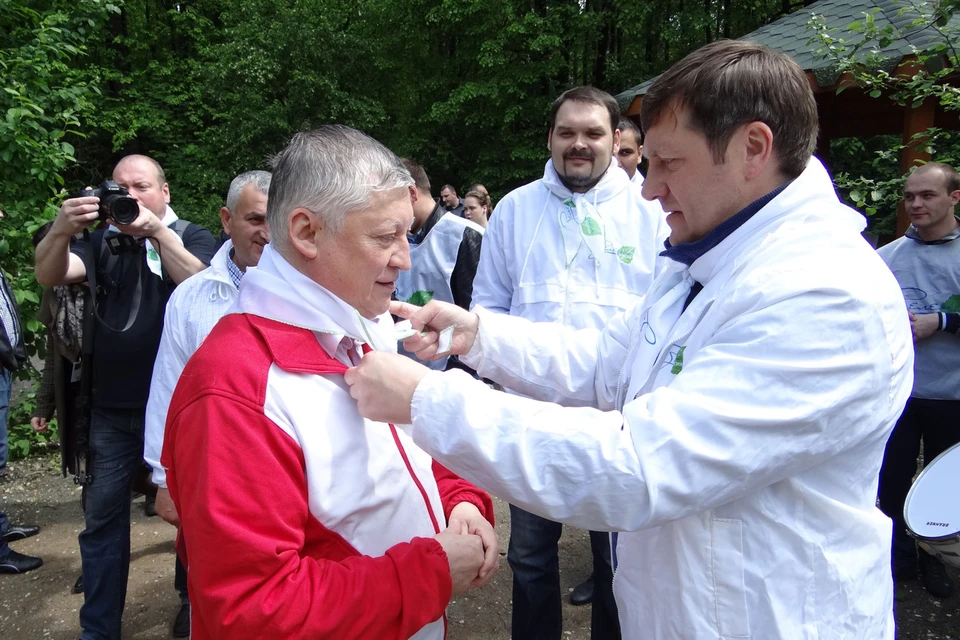 Анатолий Карпов (слева) принимается в Зелёные пионеры. Фото: Игорь ЗЕТИЛОВ