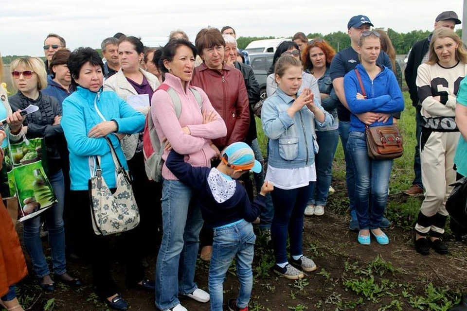 Потенциальные покупатели задавали много вопросов представителям застройщика. Фото: Олег НАФИКОВ