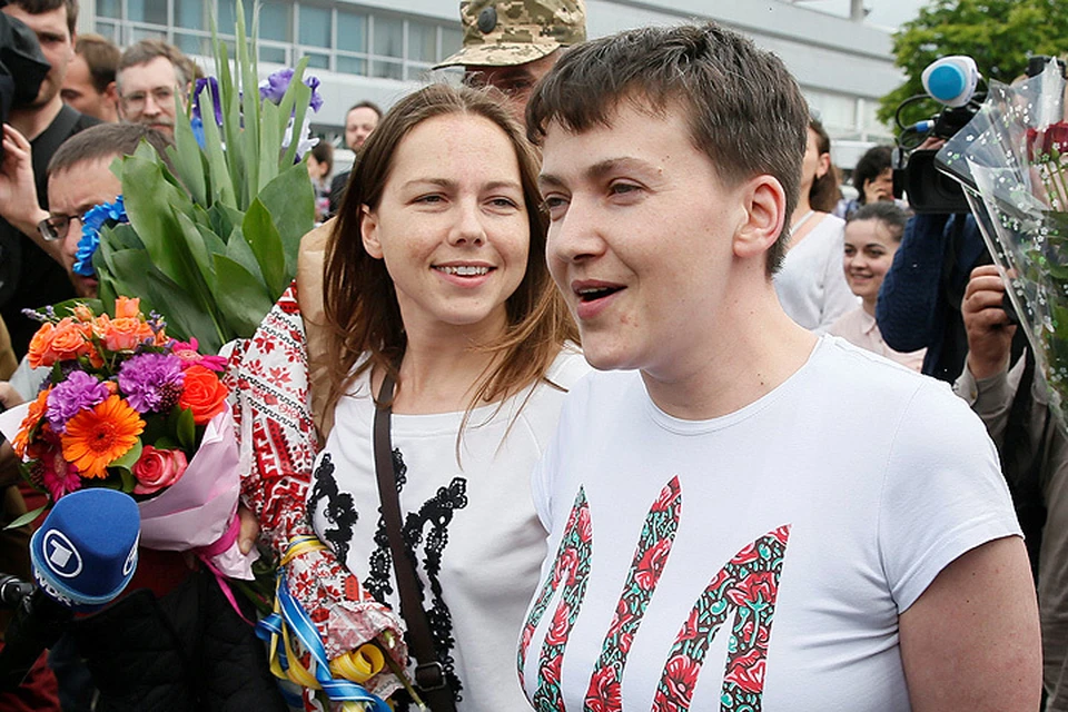Надежда Савченко с сестрой в киевском аэропорту Борисполь.