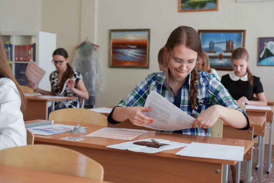 Первым делом выпускники сдают экзамен по выбору: литературу или географию.
