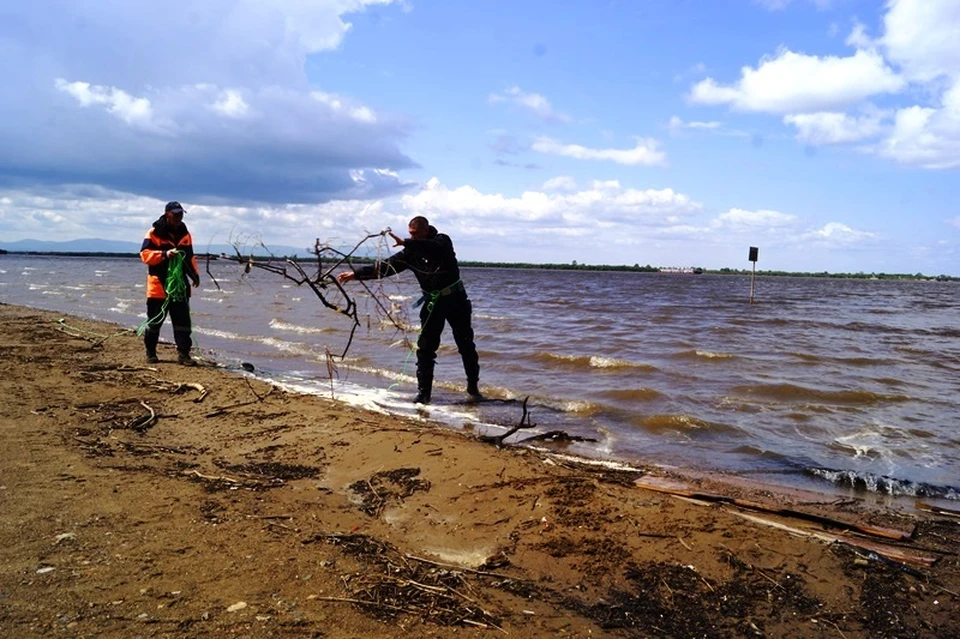 Водолазы МЧС и волонтеры провели генеральную уборку берега Амура
