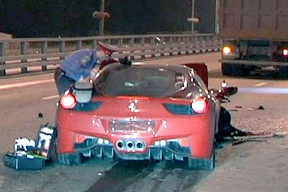 На Минской улице летевший на большой скорости суперкар Ferrari 458 Italia снес пенсионера