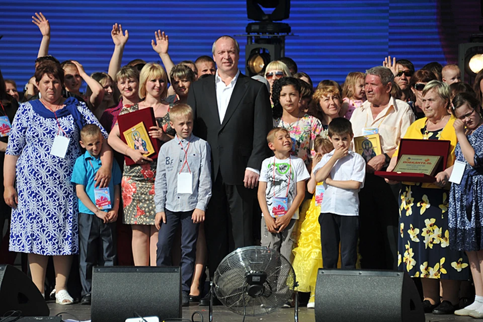 Основатель фонда «Поколение» Андрей Скоч (на фото в центре) поздравил семьи, победившие в конкурсе «Родительский рекорд-2016»