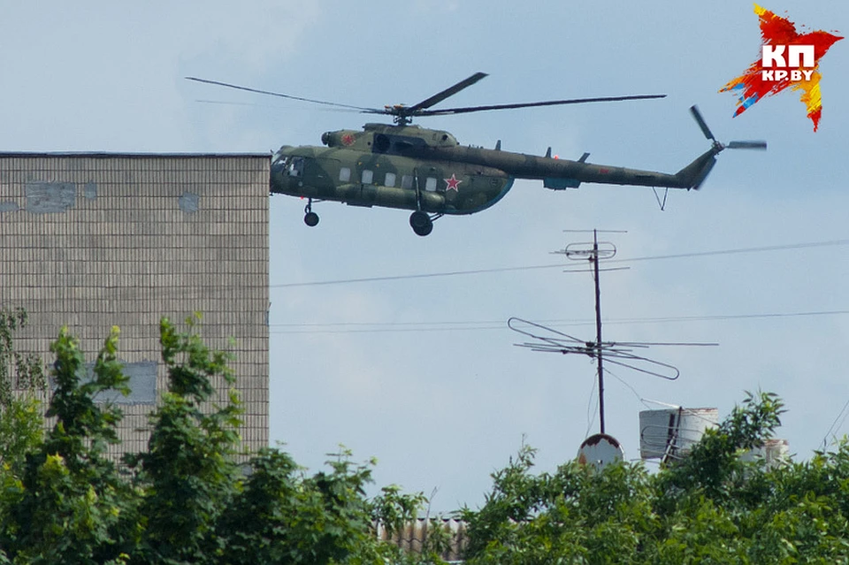 Гомель взбудоражил военный вертолет, приземлившийся в центре города. Фото: Денис СВИРИДЕНКО для "КП"