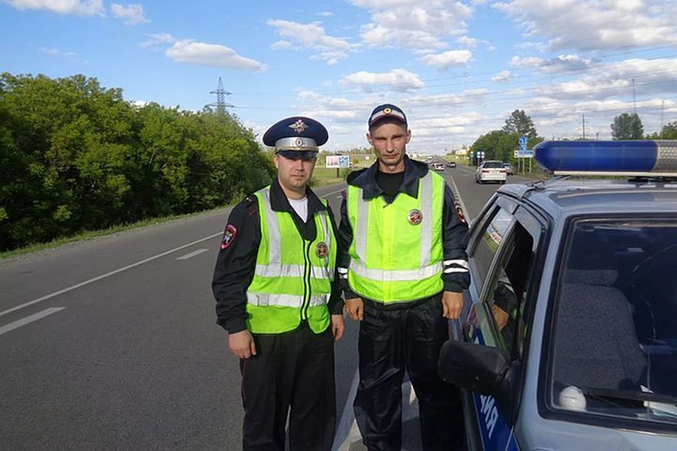 Сотрудникам ДПС Новоалтайска Евгению Маслову (справа) и Максиму Петрашову впервые пришлось работать на пожаре