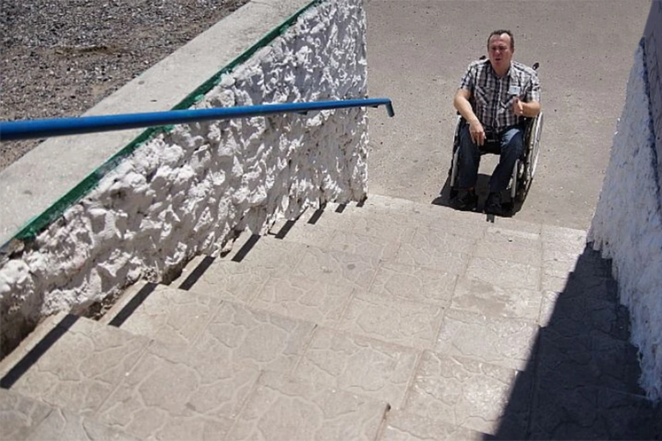 В Красноярске инвалид-колясочник день ломал молотком бордюр, чтобы попасть в больницу