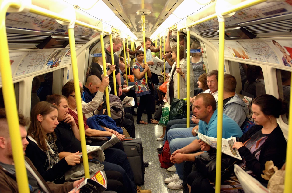 В метро Лондона пропагандировать чтение начали весьма странным образом.