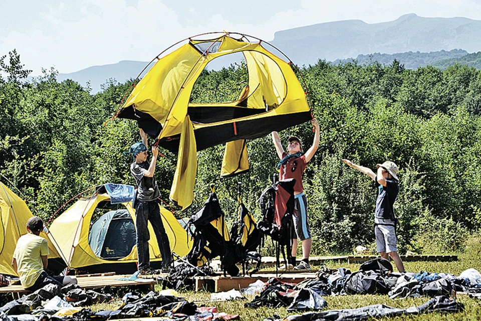 Tourist camp. Лагерь Шпаро Краснодарский край. Палаточный лагерь Шпаро. Туристический лагерь. Лагерь большое приключение палатки.