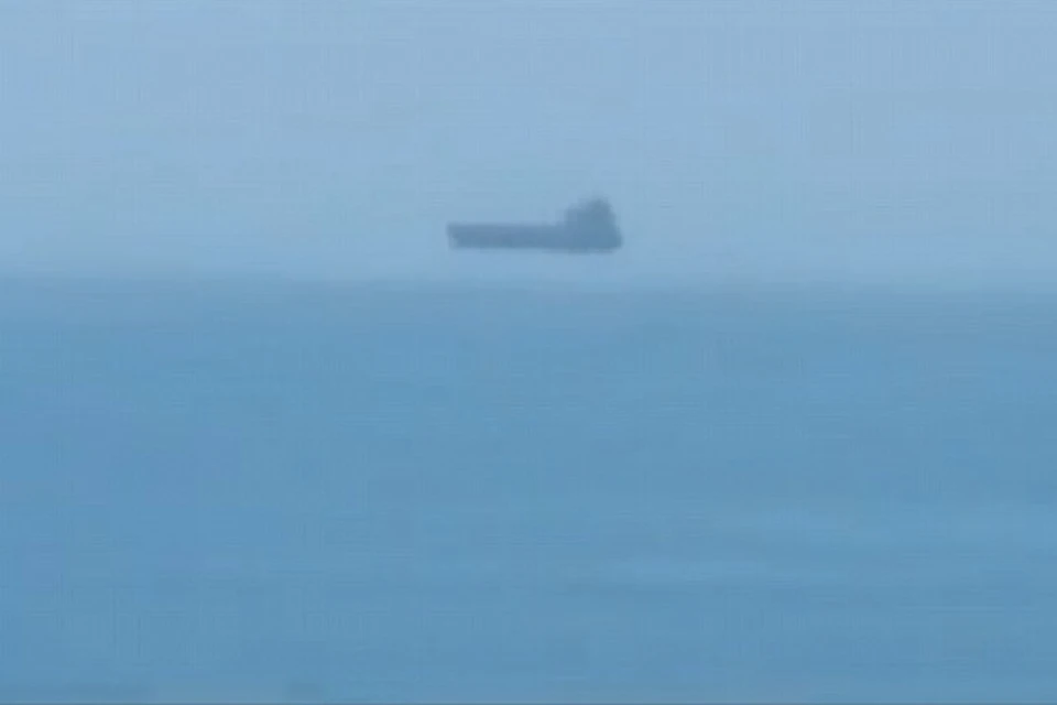 Над морем воспарил то ли танкер, то ли сухогруз.