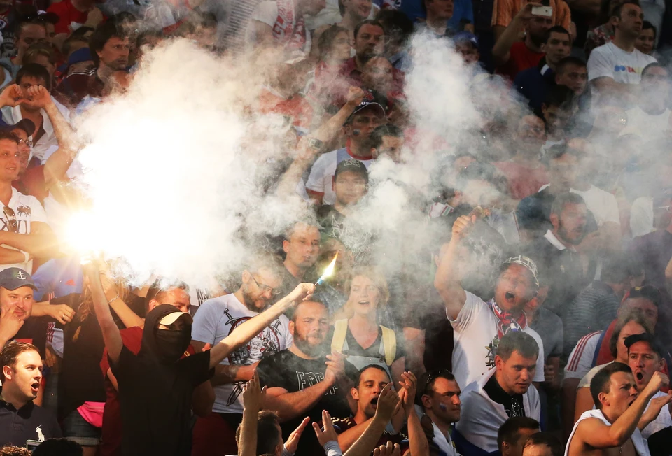 Российские фанаты зажгли файеры во время матча с Англией. Фото: Александр Демьянчук/ТАСС