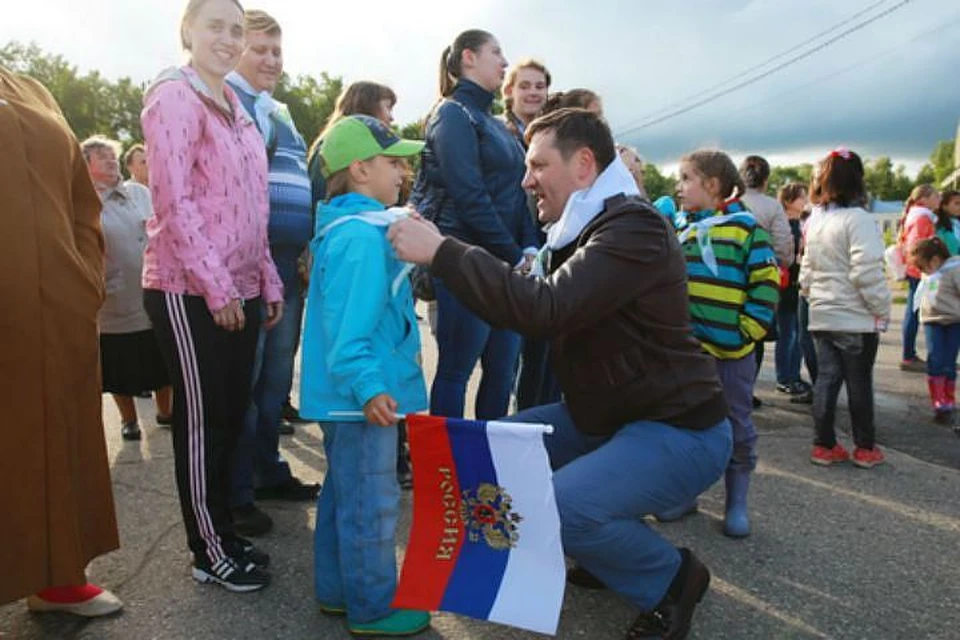 Константин Курченков повязывает галстук. Фото: Ульяна УРИНОВА.
