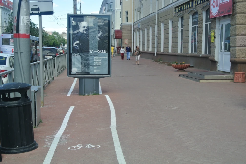 Рекламный щит оказался прямо на пути велосипедистов.