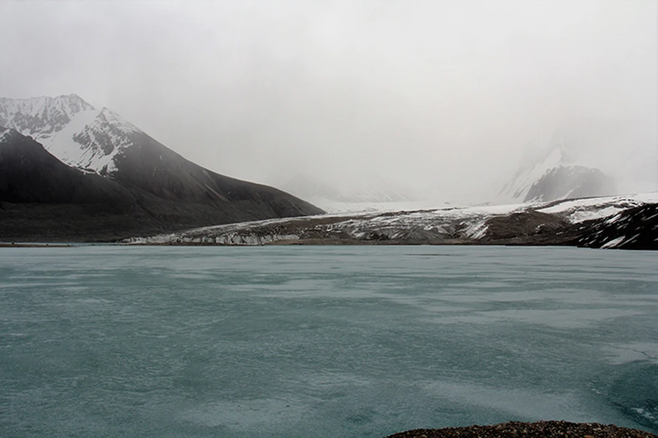 Утверждение, что производственные работы негативно влияют на сам ледник и на озеро, не имеет под собой почвы - факт.
