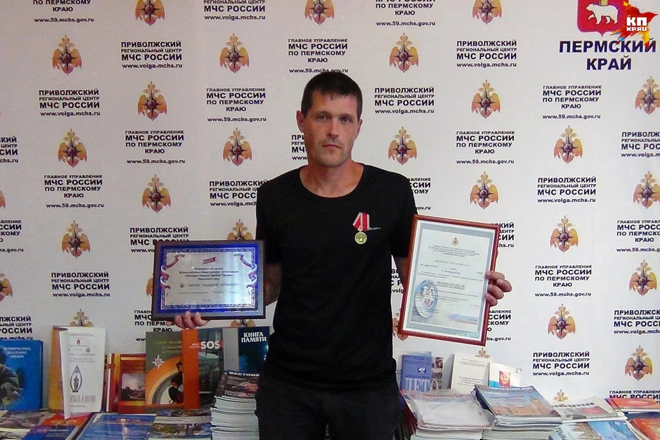 Во время награждения в МЧС Вадиму Хохлову вручили еще один диплом победителя федерального проекта "Герой нашего времени".