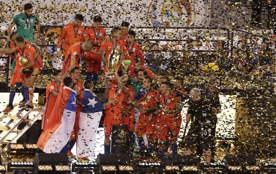 Футболисты сборной Чили празднуют победу в турнире.