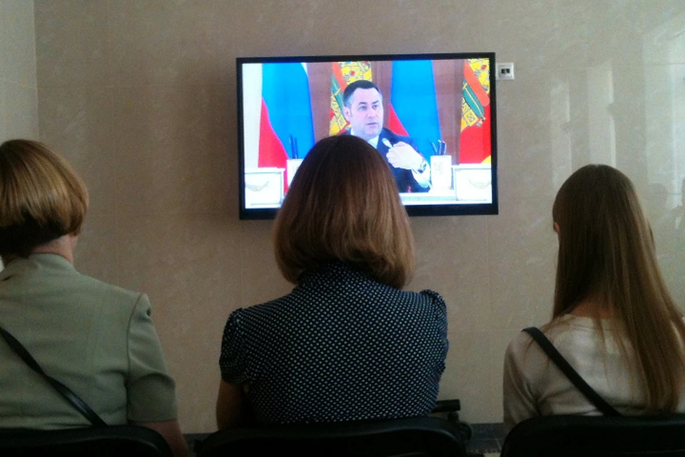 За ходом заседания правительства журналисты наблюдают по телевизору в пресс-центре.