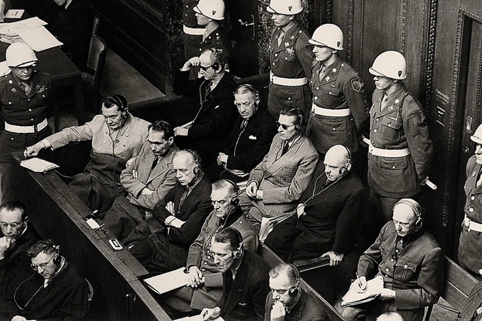 Фашистские преступники на скамье подсудимых. Крайний слева - изрядно похудевший рейхсмаршал Герман Геринг. Фото: Предоставлено издательством «Просвещение»