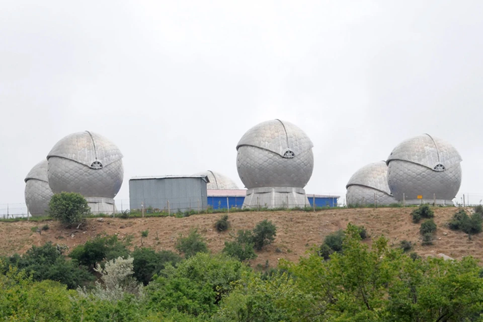 Астробашни с телескопами, установленными внутри.