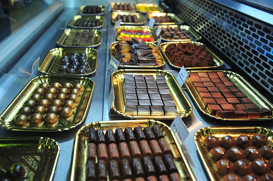 Шоколад - продукт полезный, но все же меру в его употреблении знать надо.