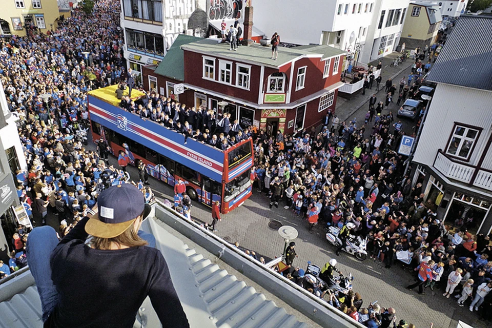 В Исландии футболистов встречали как национальных героев - словно они выиграли чемпионат Европы и Олимпиаду одновременно. Фото: STRINGER/REUTERS