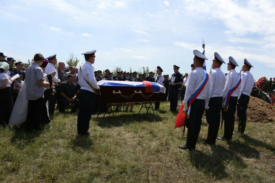 В Саратове прошли похороны погибшего в Сирии летчика Евгения Долгина