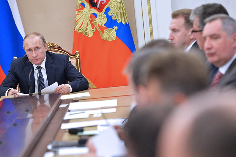 Путин попросил проследить, чтобы при хранении оговоренных в законах объемах информации использовалось отечественное оборудование. Фото: Алексей Дружинин/пресс-служба президента РФ/ТАСС
