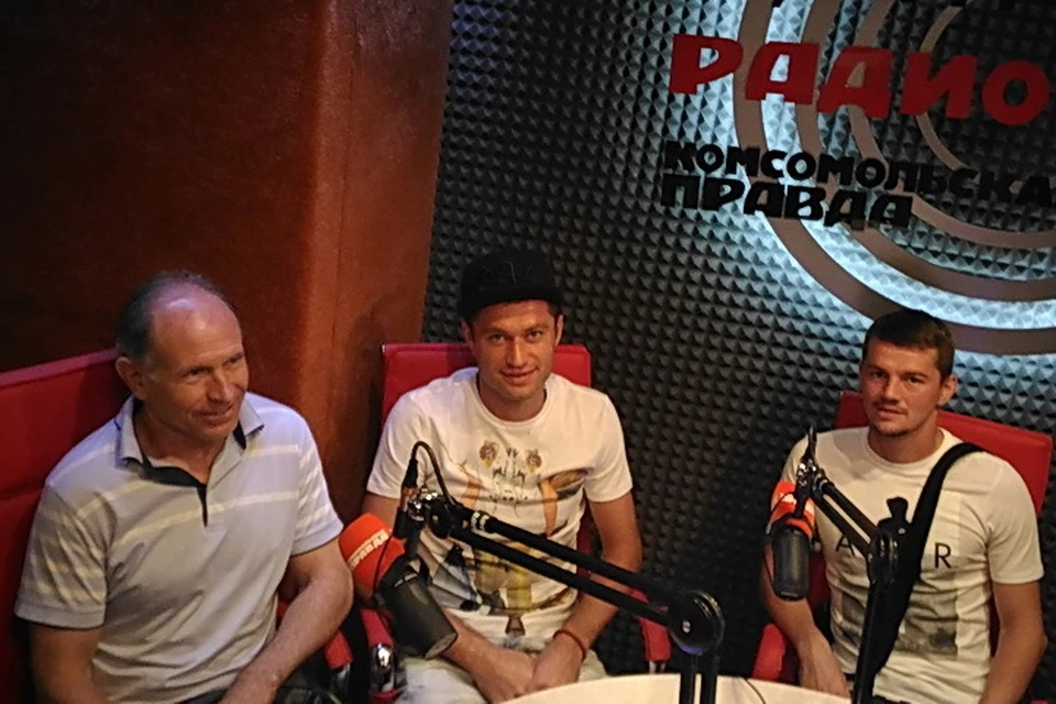 Гости из ФК «Сибирь» ответили на вопросы слушателей и передали призы для них.