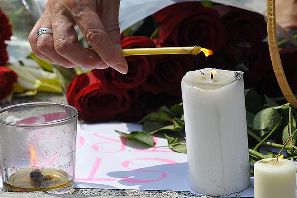 Цветы и свечи у посольства Франции в Москве.