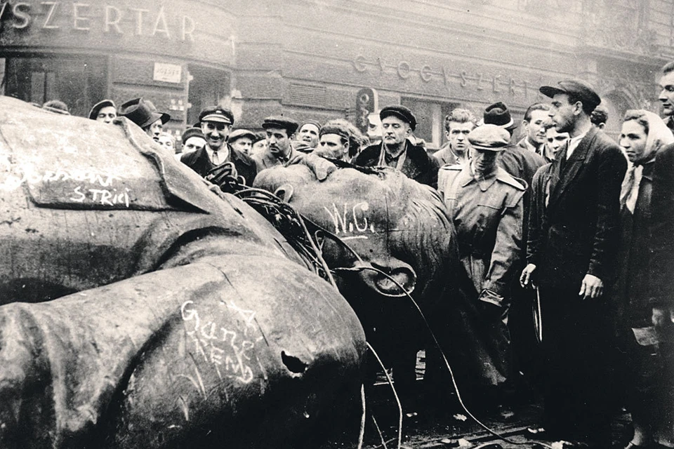 Будапешт. 1956 год. История повторяется как под копирку: в Венгрии первым делом толпа снесла памятник Сталину... Фото: AP Photo
