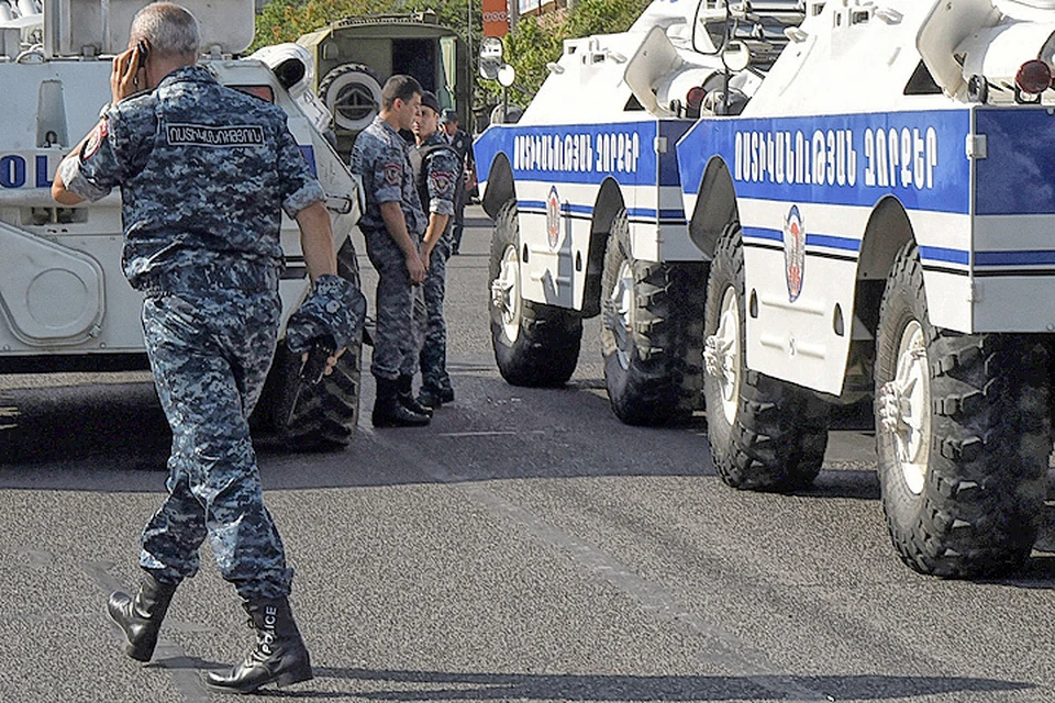 В Ереване группа мятежников потребовала освободить радикала - оппозиционера Жирайра Сефиляна.