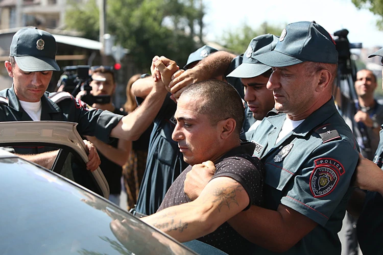 В Ереване в новых столкновениях пострадали десятки полицейских