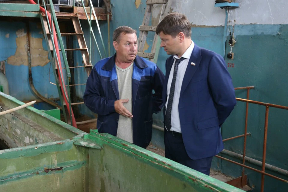 Работники МУПа в Саратовском районе показали министру местную систему водоснабжения