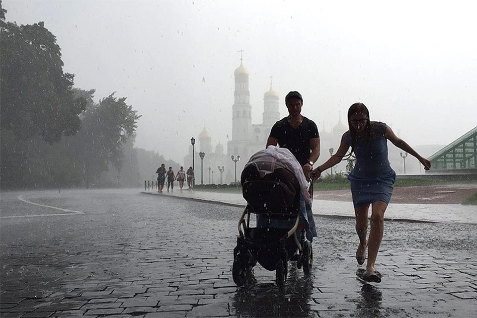 Середина июля запомнится москвичам проливными дождями и смогом.
