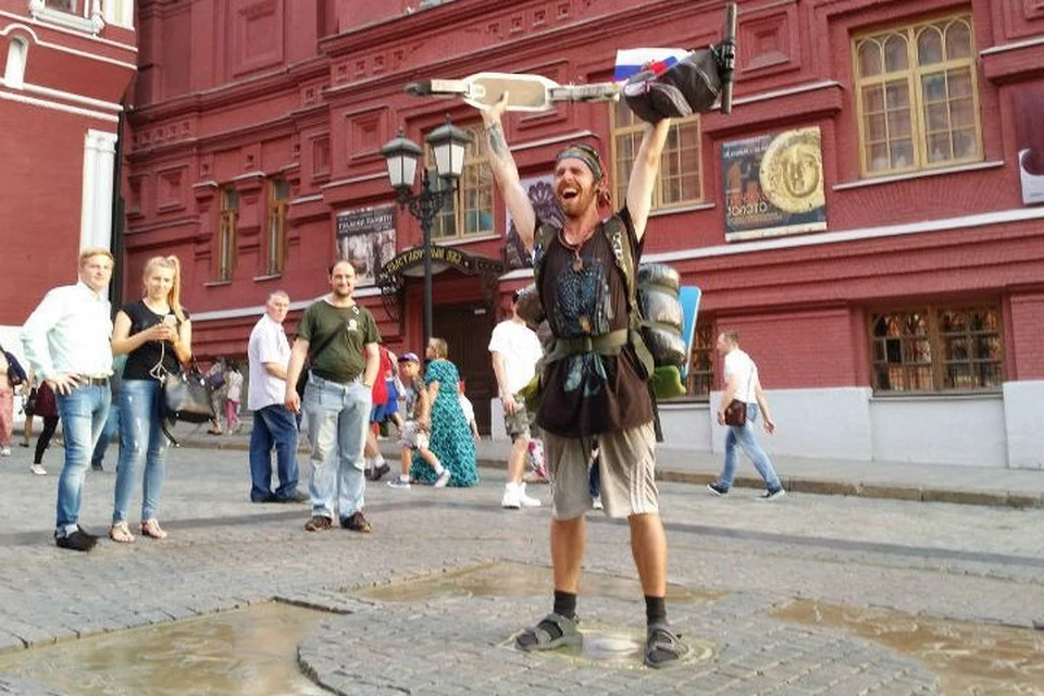 Александр Рендаков стал первый человек в России, который добрался из Санкт-Петербурга в Москву на маленьком двухколесном самокате