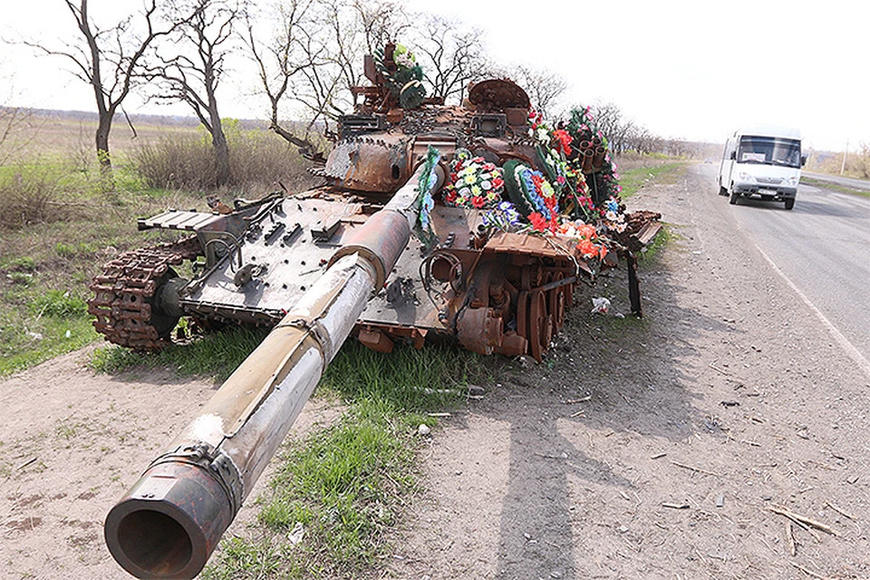 Подбитый танк ополченцев на шоссе под Луганском.