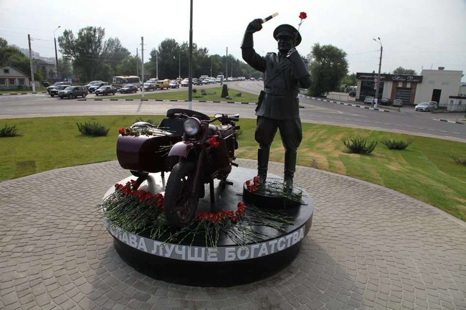 Памятник честному гаишнику в белгороде фото