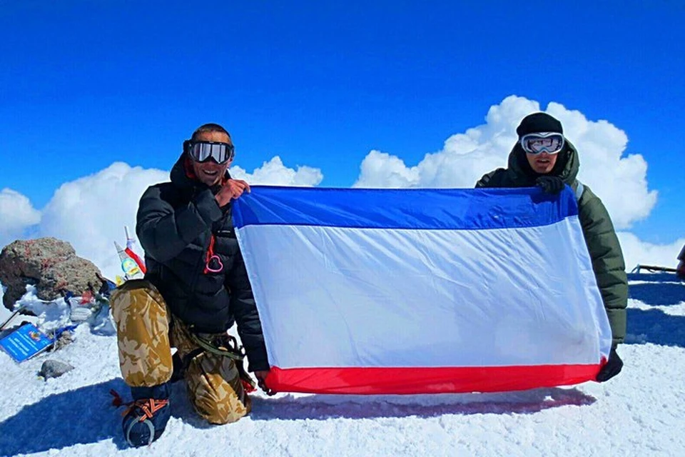 Флаг Крыма в самой высокой точке России. Фото: предоставлено Игорем Панаско