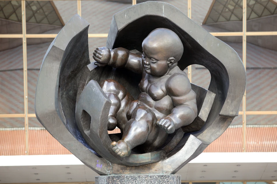 Скульптура «Золотое дитя» перед зданием Морского вокзала в Одессе.